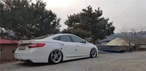 李洋讲解现代雅尊airbft3段记忆气动避震改装展现低趴魅力