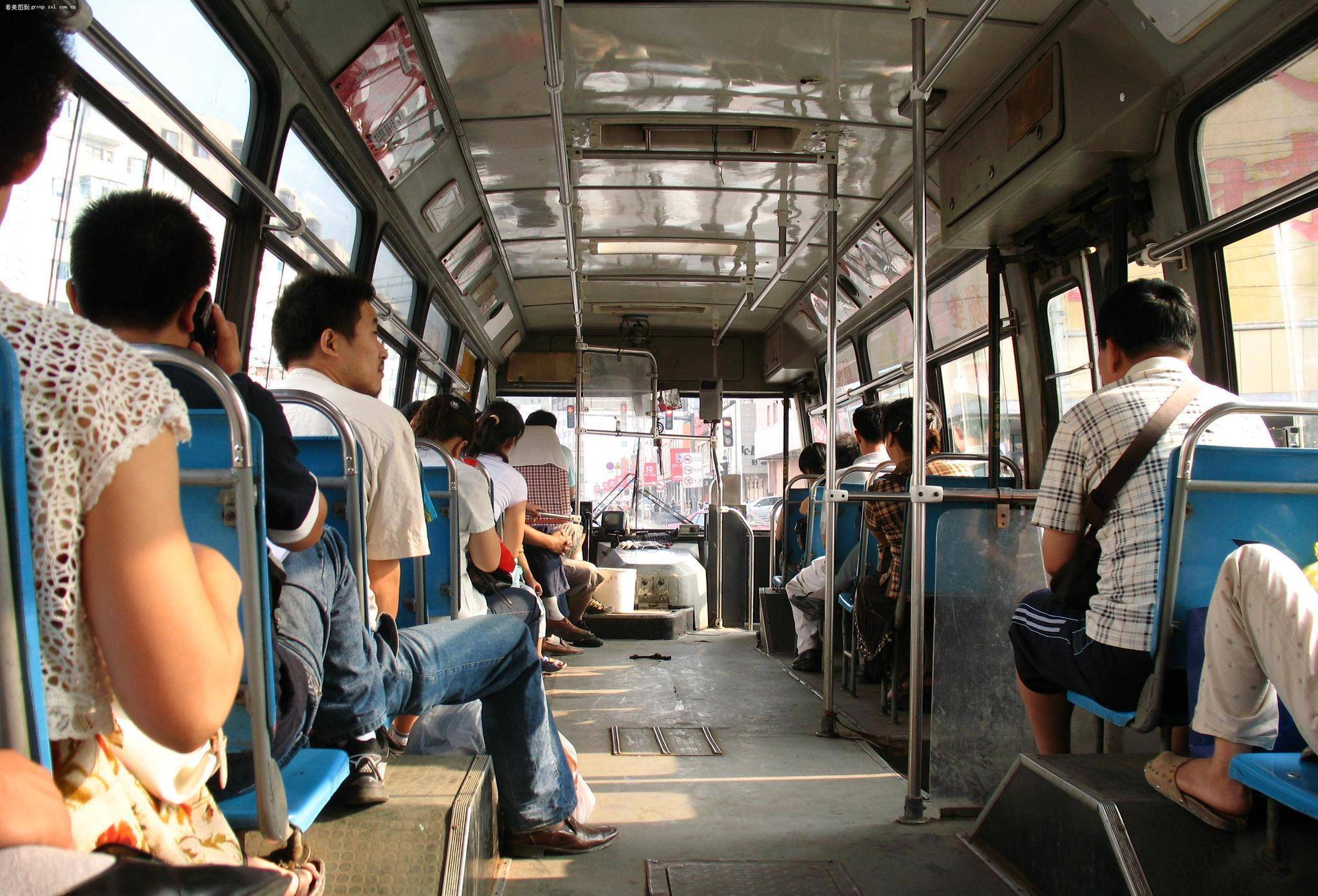 老人坐公交,故意伸脚踢碰他人,是无意还是故意?