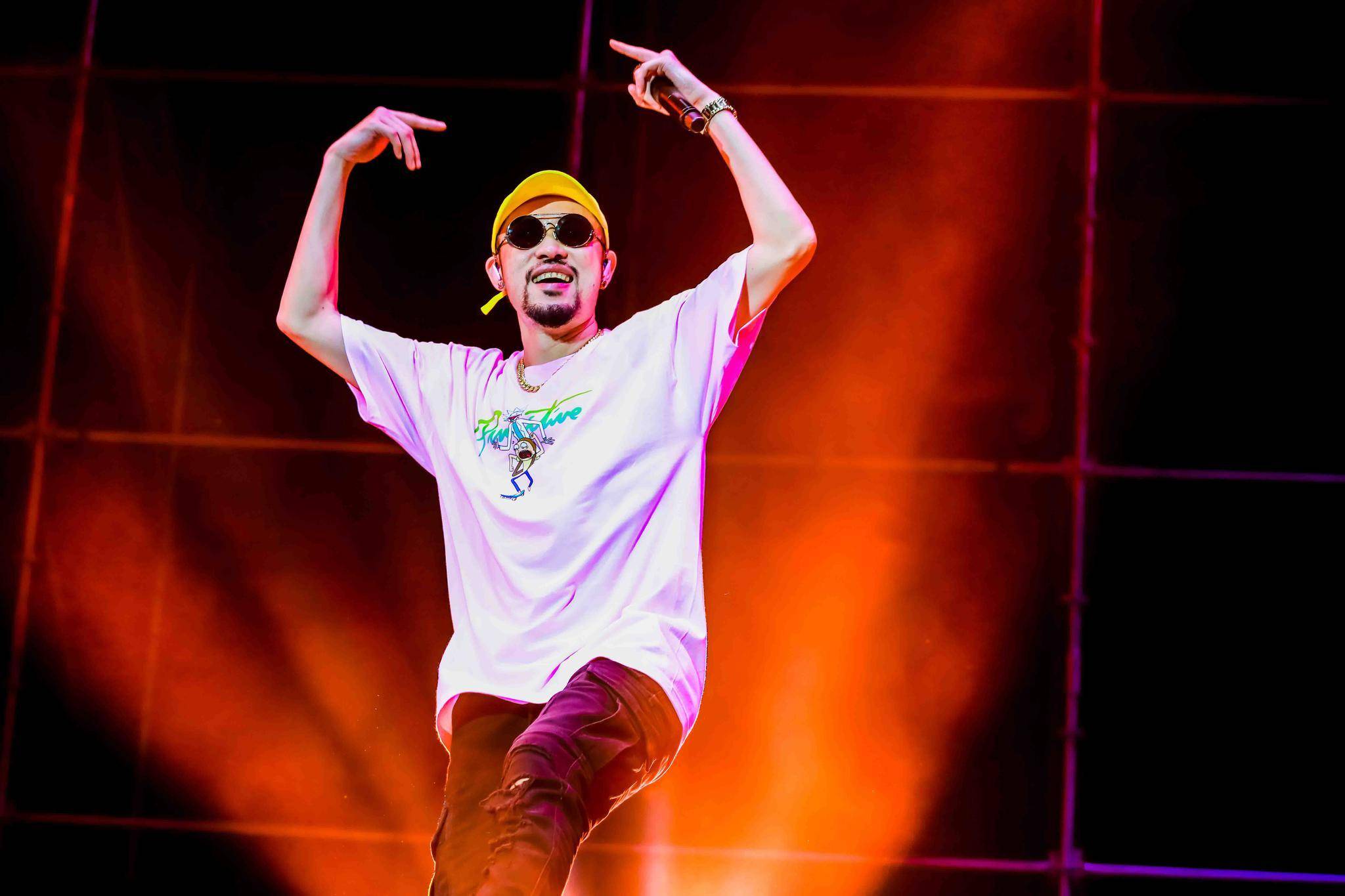 原创热狗最近在社交平台上暴露了他的千万豪宅一把椅子要花20万元难以