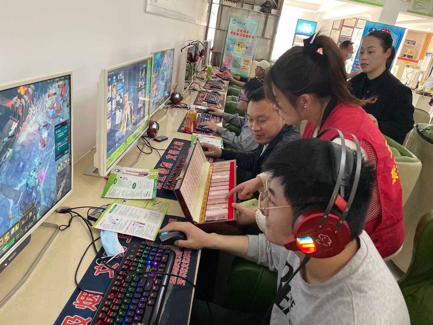 玉环市大麦屿街道禁毒办开展禁毒宣传进网吧活动