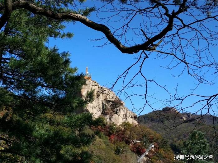 丹东天华山之旅，山顶是天然大石台，一年四季美如画
