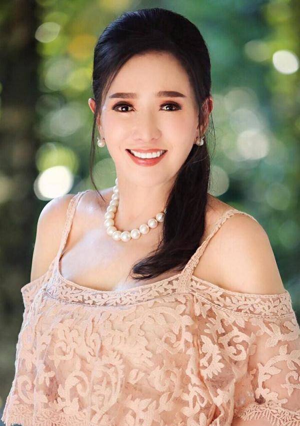 原创74岁环球小姐美貌惊人与孙子同框像姐弟一项运动影响她