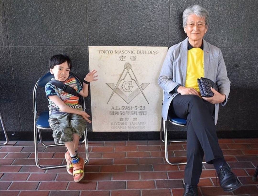 小男人太励志了，真人版“小矮人”和7个白雪“公主”，羡煞旁人_西晃平