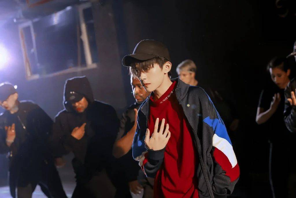 来自易烊千玺粉丝的表白卡:黑夜驾着马车,蔷薇与杂草纠缠沿途丝绒花穗