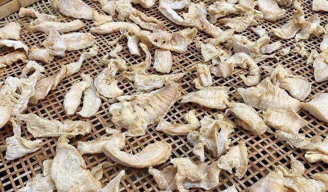 步骤七:晒好的笋干放在冰箱冷冻保存,这样笋干不回潮,可以放一年都不