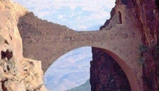 亚洲一桥梁海拔2600米，悬空于两山之间400年，建造过程至今未解