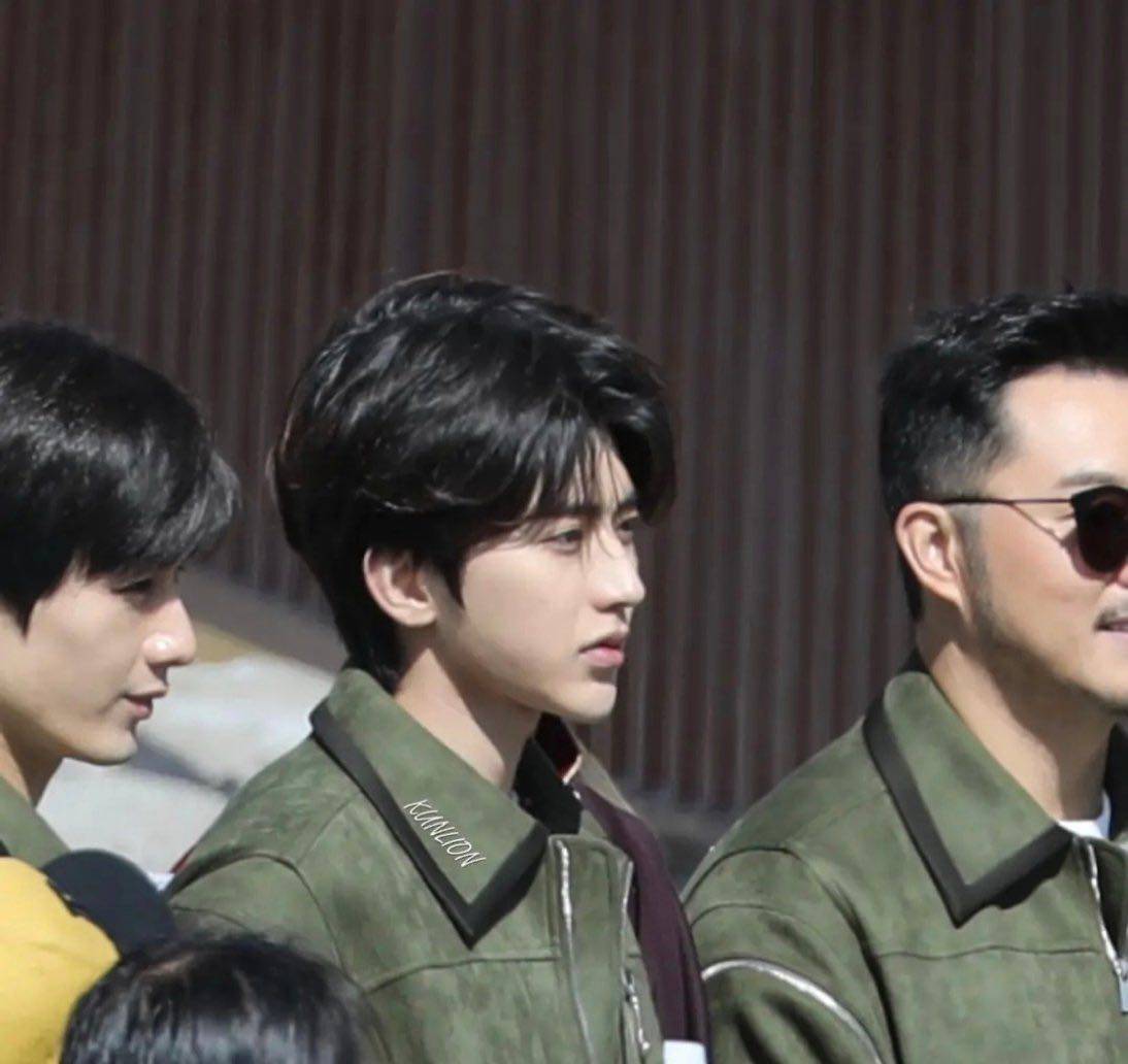 成毅蔡徐坤录跑男流量同框侧颜谁更帅