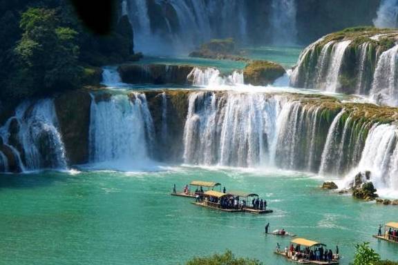 亚洲最大的瀑布，横跨2国是国家特级景点，水量是黄果树3倍