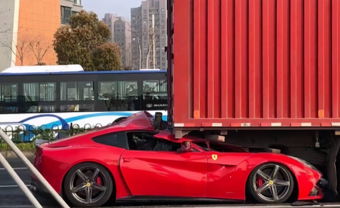 法拉利凌晨追尾大货车司机被卡住动弹不得