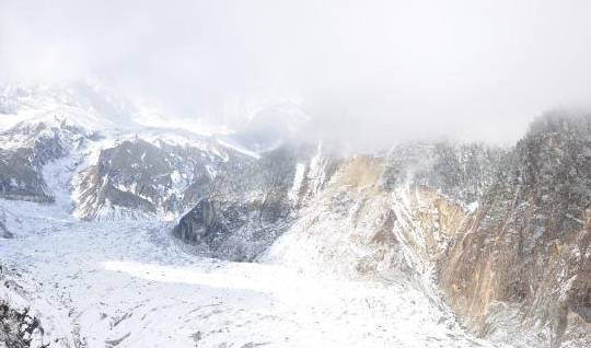 亚洲最低海拔现代冰川，大冰瀑布高1080米，是中国发现的最高冰瀑