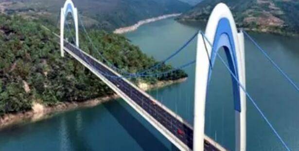 重庆建一座大桥，长1540米，主跨550米，是巫山跨度最大的一座桥
