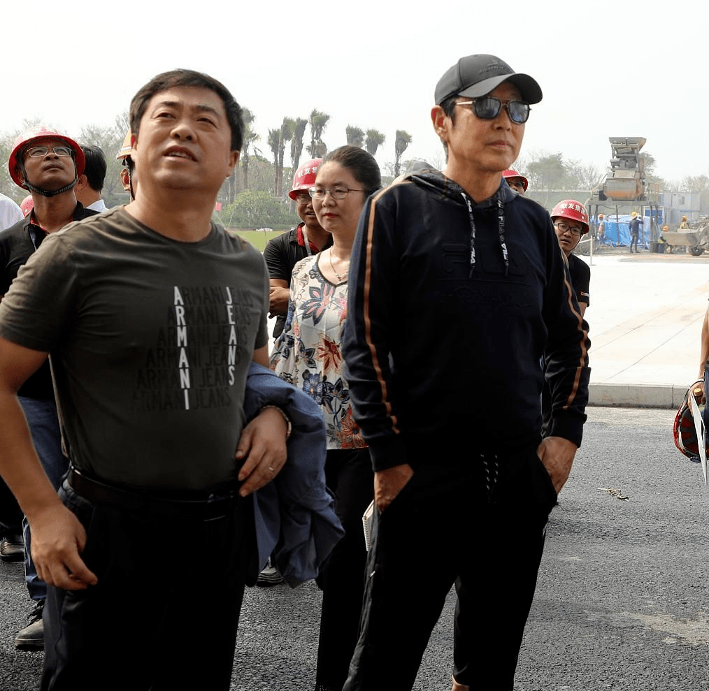 原创陈道明越老越潇洒迷彩卫衣搭增高马丁靴65岁穿出25岁活力感