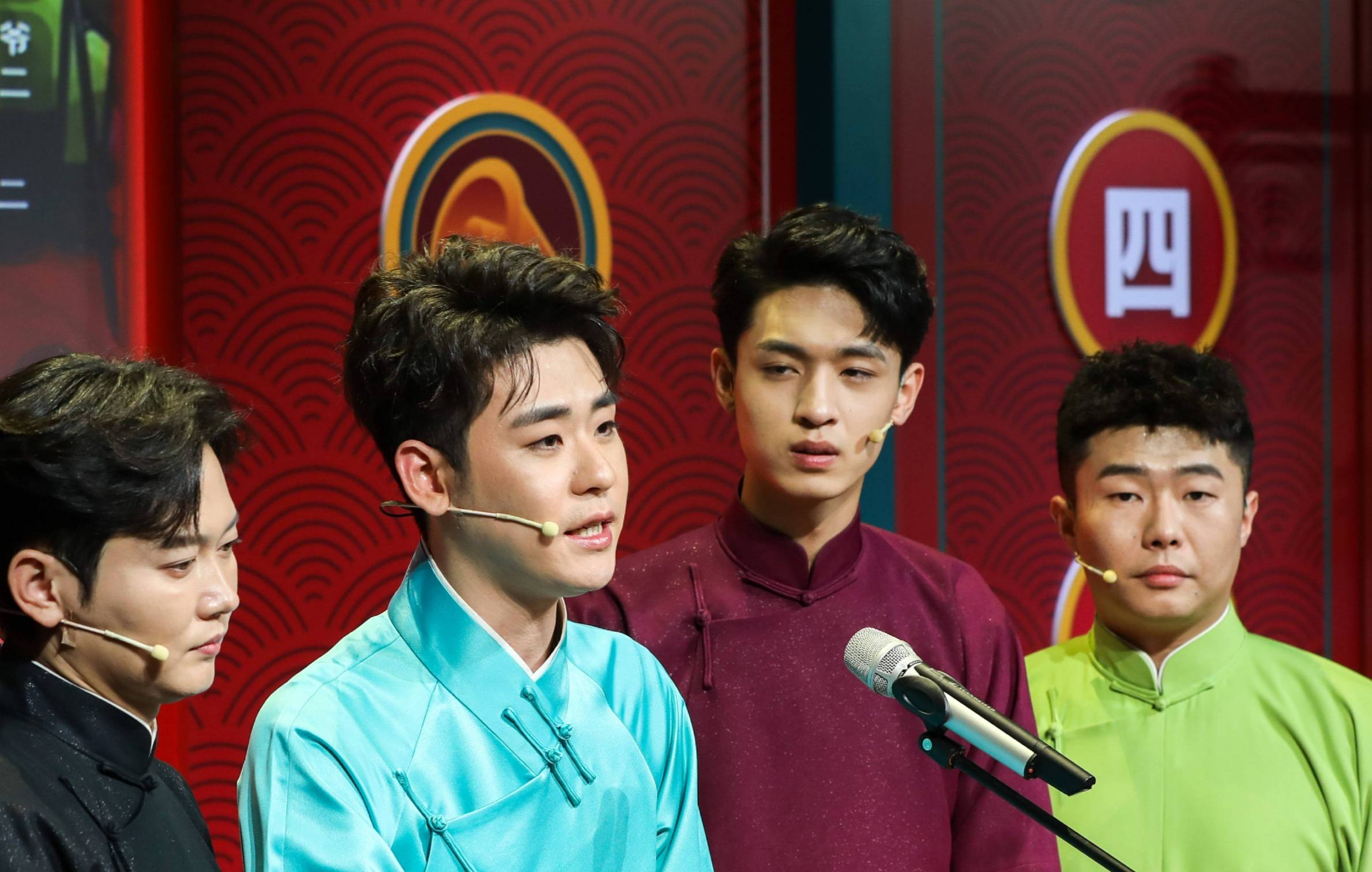 德云龙字科春季班女学员扎堆才艺表演像赶庙会考官表情尴尬