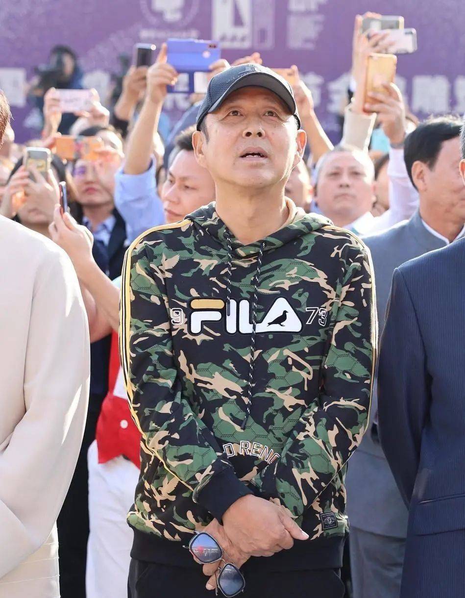 原创陈道明越老越潇洒迷彩卫衣搭增高马丁靴65岁穿出25岁活力感