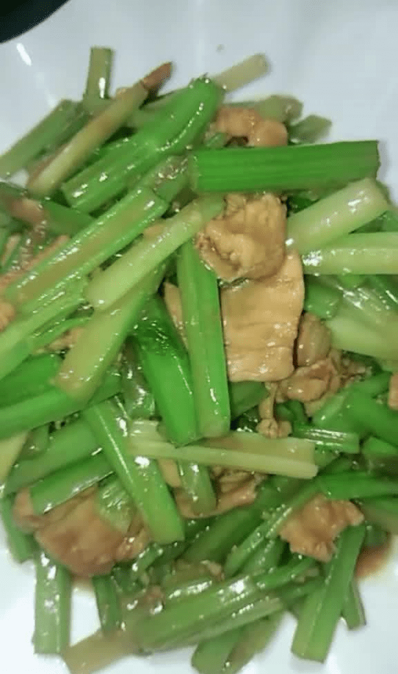 芹菜炒啥好吃又简单 2e34c7669b1244098266106521c5e7af.png