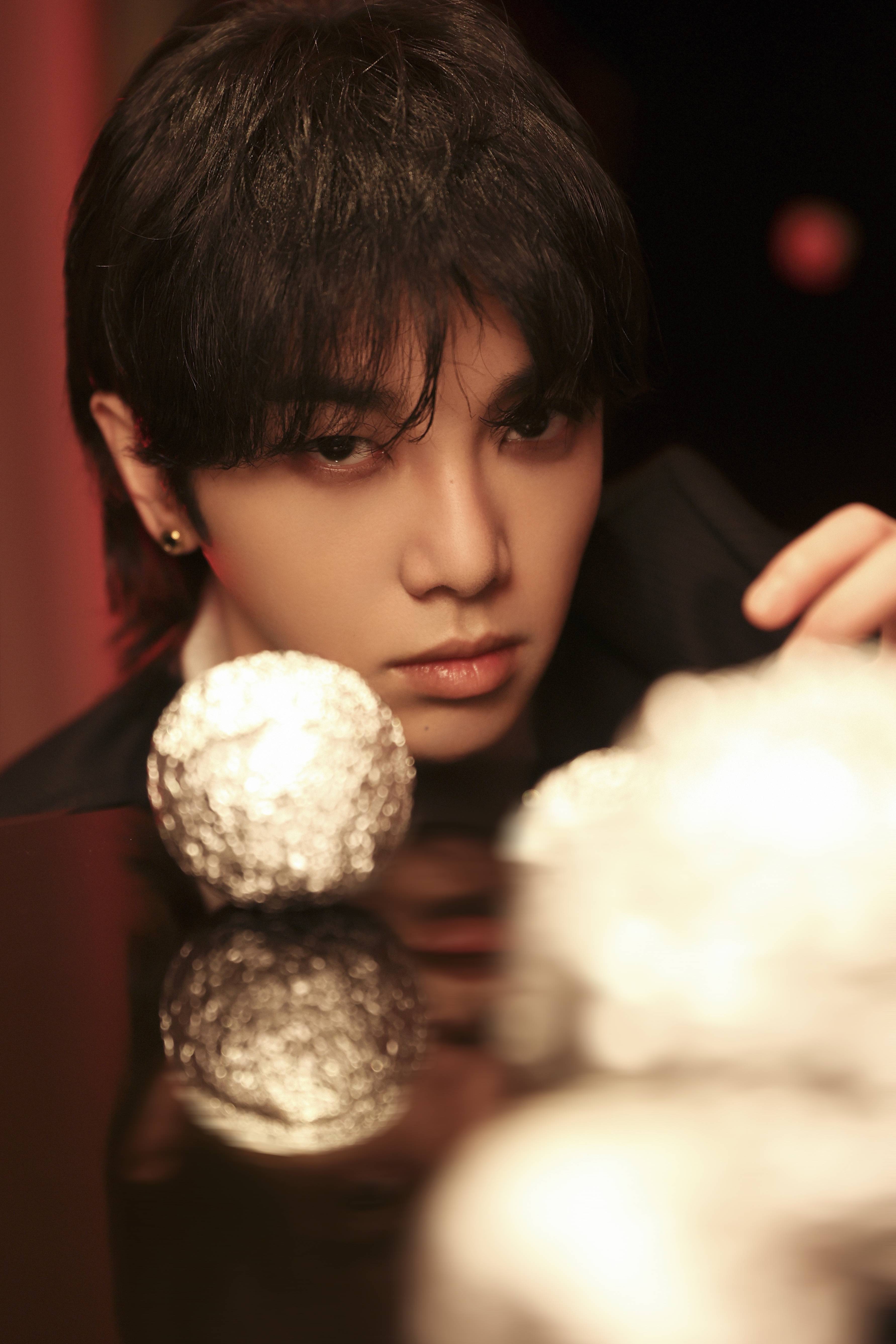 时尚芭莎年度派对来袭,歌王华晨宇舞台绝了,连唱两首嗨翻全场!