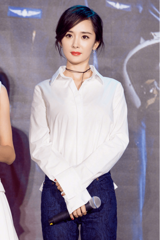 原创杨幂拍戏路透穿白衬衫巧在领口挖洞真时髦曲线也令人羡慕