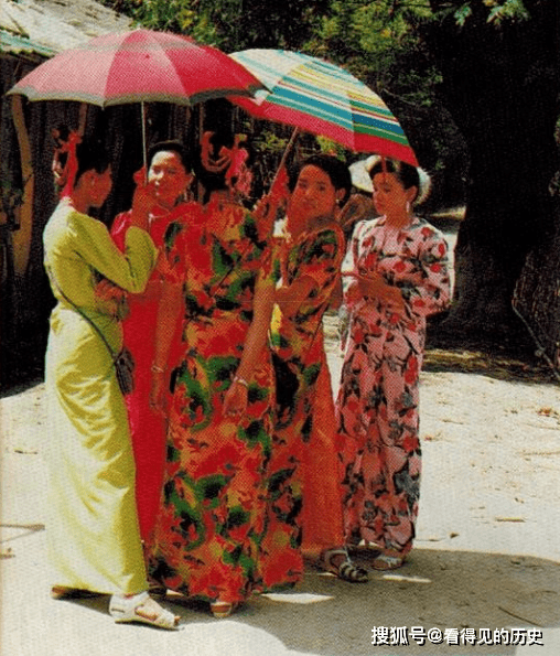 老照片 1992年云南西双版纳中老边境 河中洗浴的女子