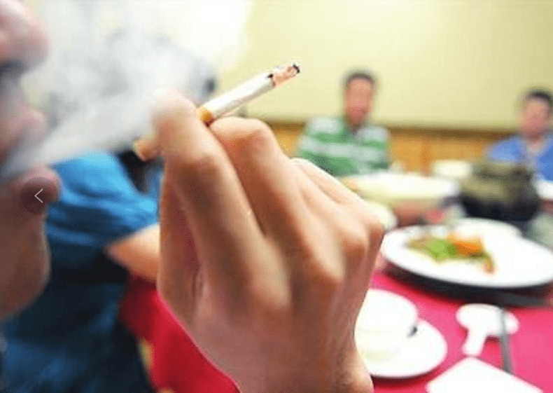 成都饭店抽烟的男子,拿热水泼人,让人看到中年男人丑陋的一面