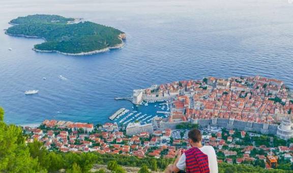 克罗地亚最美小城，建在海边悬崖上，被一部美剧捧成热门旅游城市