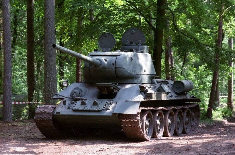 t-34/85坦克比t-34有哪些领先?装甲更厚,火力更强就完事了!