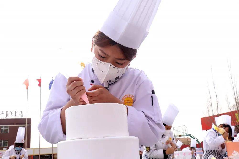【浪漫花海】呼和浩特新东方第七届我是西点师裱花大赛开赛_手机搜狐