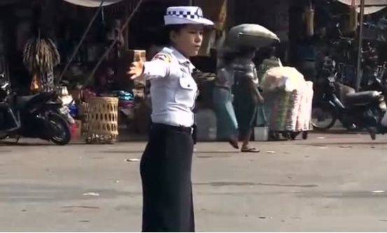 在缅甸旅游，马路上的缅甸女交警颜值太高，看着都觉得心动