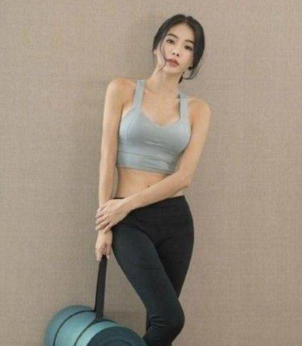 时尚迷人的女人 3eb3162c257f4b8a85933d6f2288a00c.jpeg