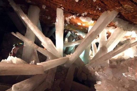 全球最大的水晶洞穴：温度常年在58°C左右，洞内的景色如梦似幻