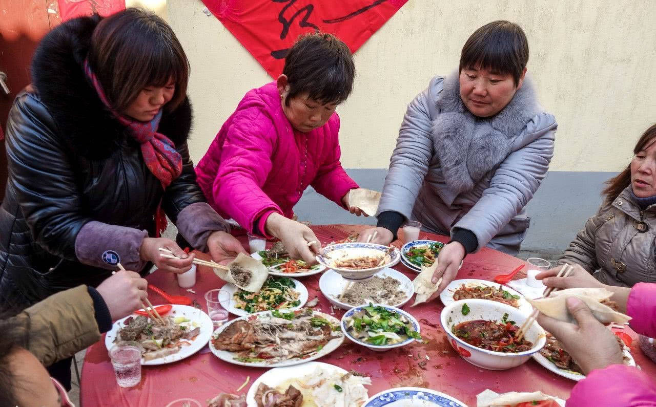 孙子酒席上"小霸王吃法,奶奶帮忙"抢肉,宾客反应真实