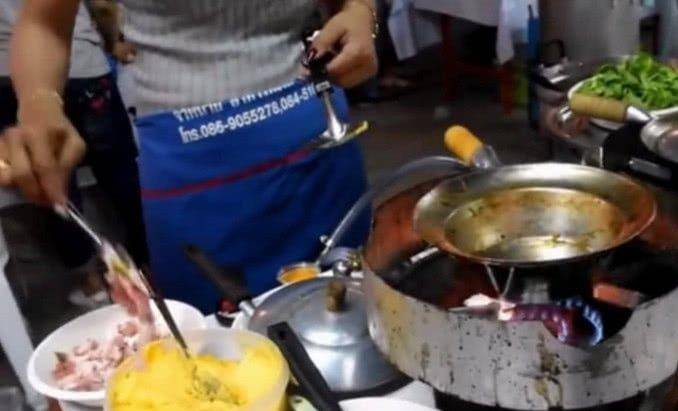 小姐姐在泰国街头卖这油焖大虾，好吃不贵的大虾，网友：超级想吃