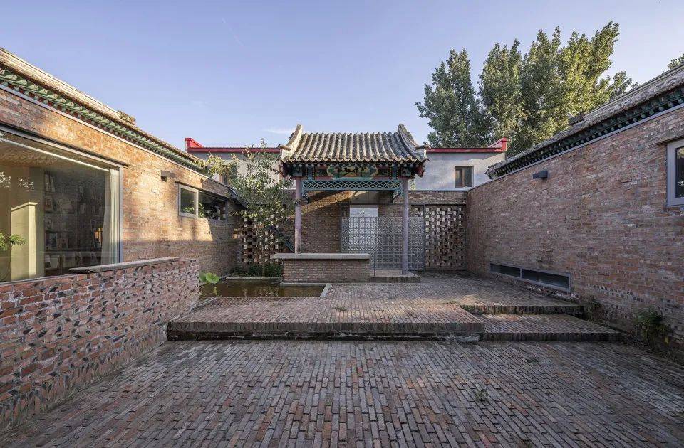 主入口玄关08金伟琦院子的东侧设置了尺度适宜的温馨的家庭房,两