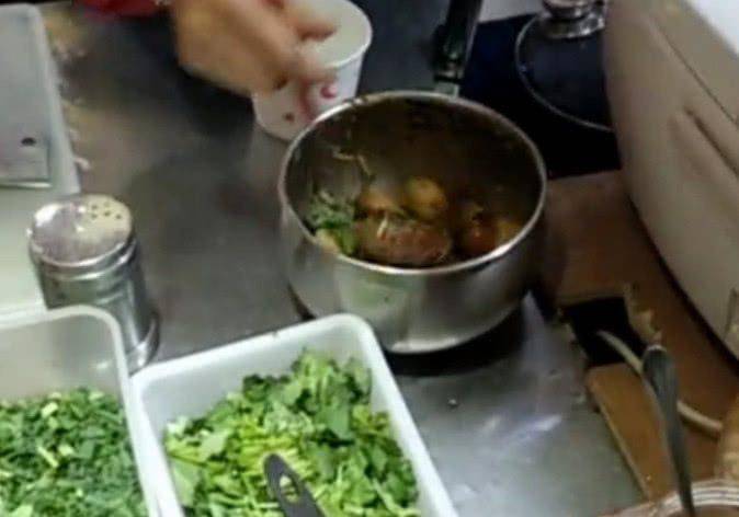 实拍失业女子在菜市场卖这凉拌小吃 很受人们欢迎 收入很理想 工作