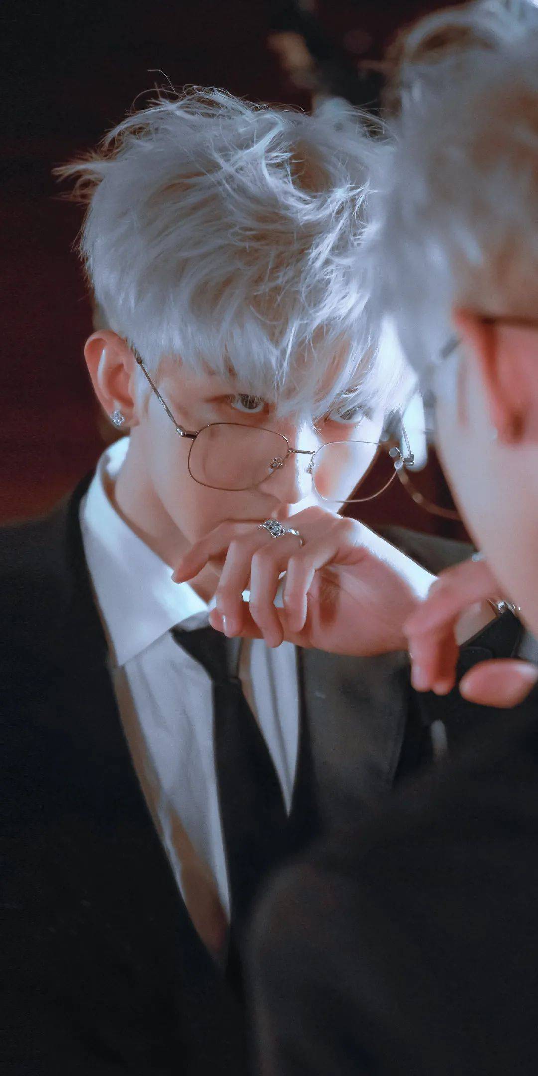 蔡徐坤壁纸:盛世美颜来了,这个发色的坤坤真的是我的心头爱呀