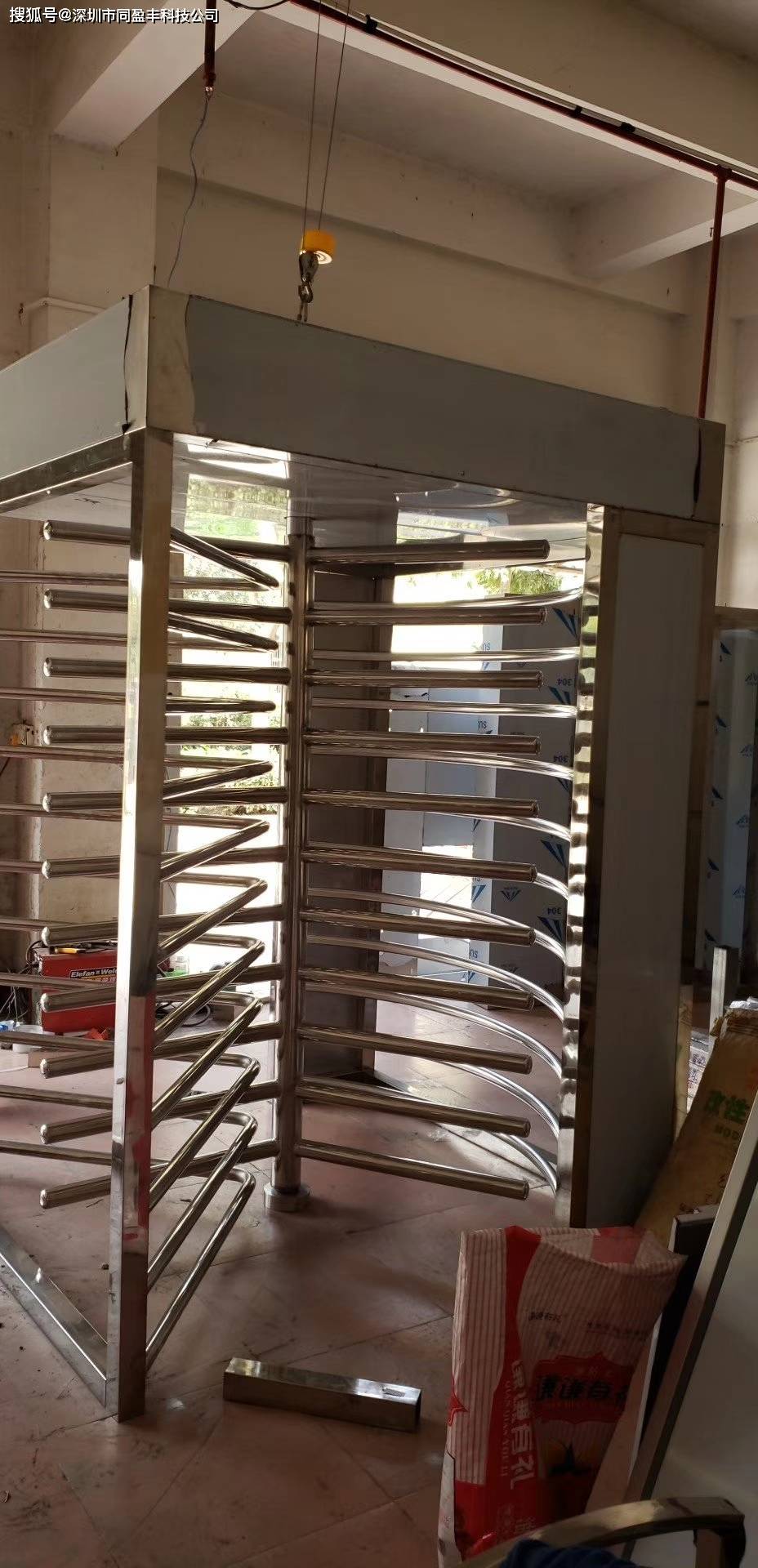 广州高铁站矩形单向门安装