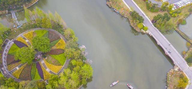 温州一块湿地，由130余条河道及160余个岛屿组成，堪称浙南威尼斯