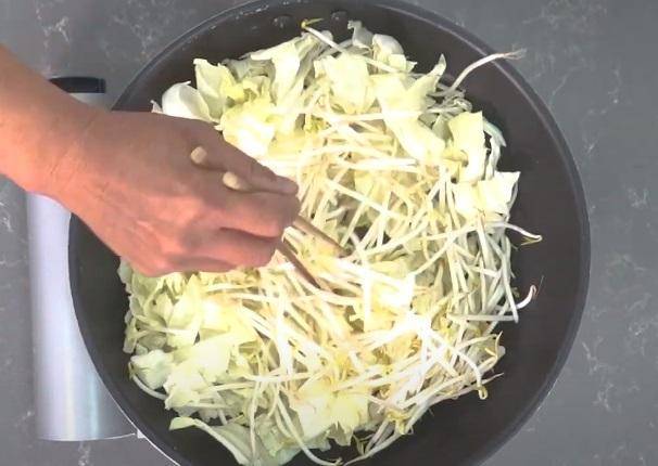 清明节 润饼 包的好吃有诀窍 8 种甜咸配料轻松搞定 盛出