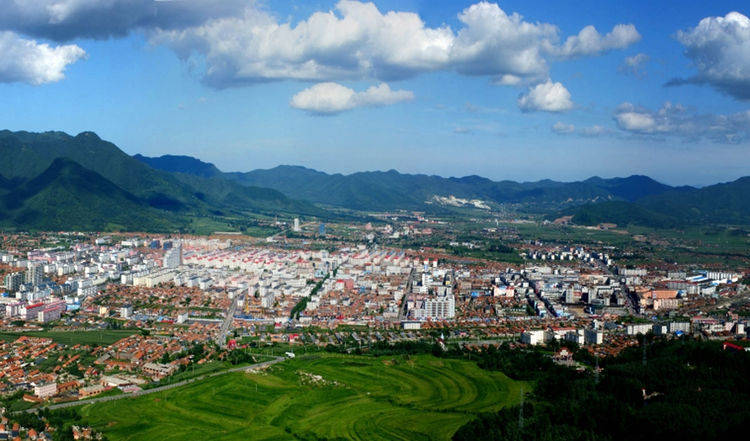 辽宁丹东唯一的县，是省内面积最大的县，拥有虎山长城景区