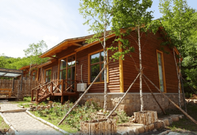 北京怀柔喇叭沟门闲云山房度假村各具特色的石头屋木屋别墅