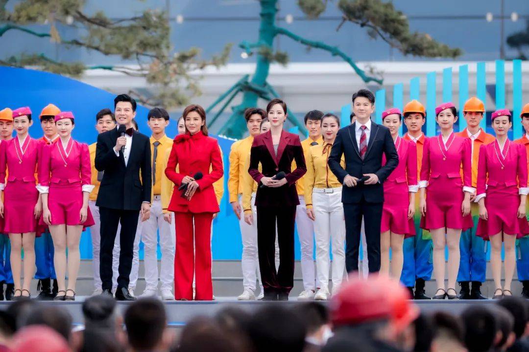 总台心连心艺术团赴雄安新区慰问演出展雄安时代蓝图