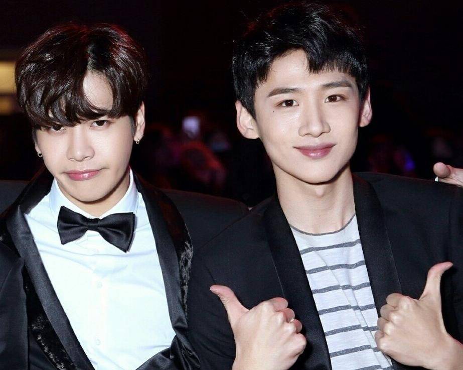 王嘉尔白敬亭塌房时刻,活动现场公开表白,井柏然被彻底踢出群聊