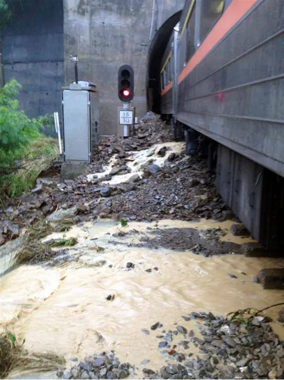 台铁302次"自强号"列车行经屏东枋山1号隧道口时, 撞上泥石流,导致