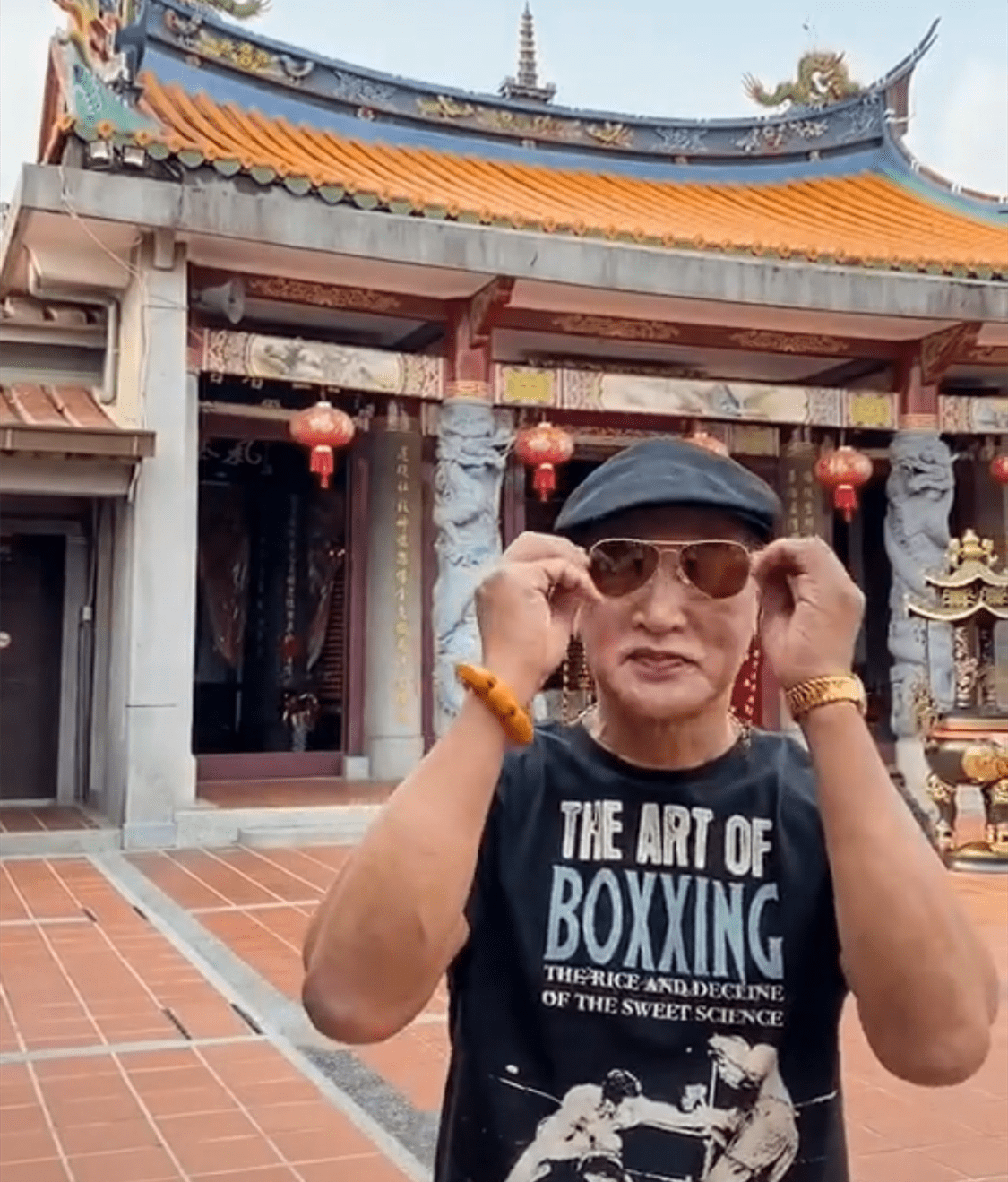 67岁狄威罕有曝光近照,戴大金表显阔气,曾获陆军上校军衔