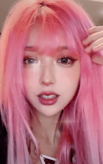 原创网红机智张关掉磨皮纯素颜出镜脸上毫无瑕疵妆前清纯妆后浓艳