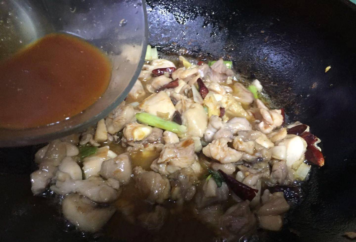 酱炒鸡丁家常做法 de51a08d3b914563972b5b8121d4365b.jpeg