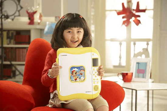 身份进入演艺圈,不仅成为了广告界的小童星,拍摄了露露,诺亚舟点读机