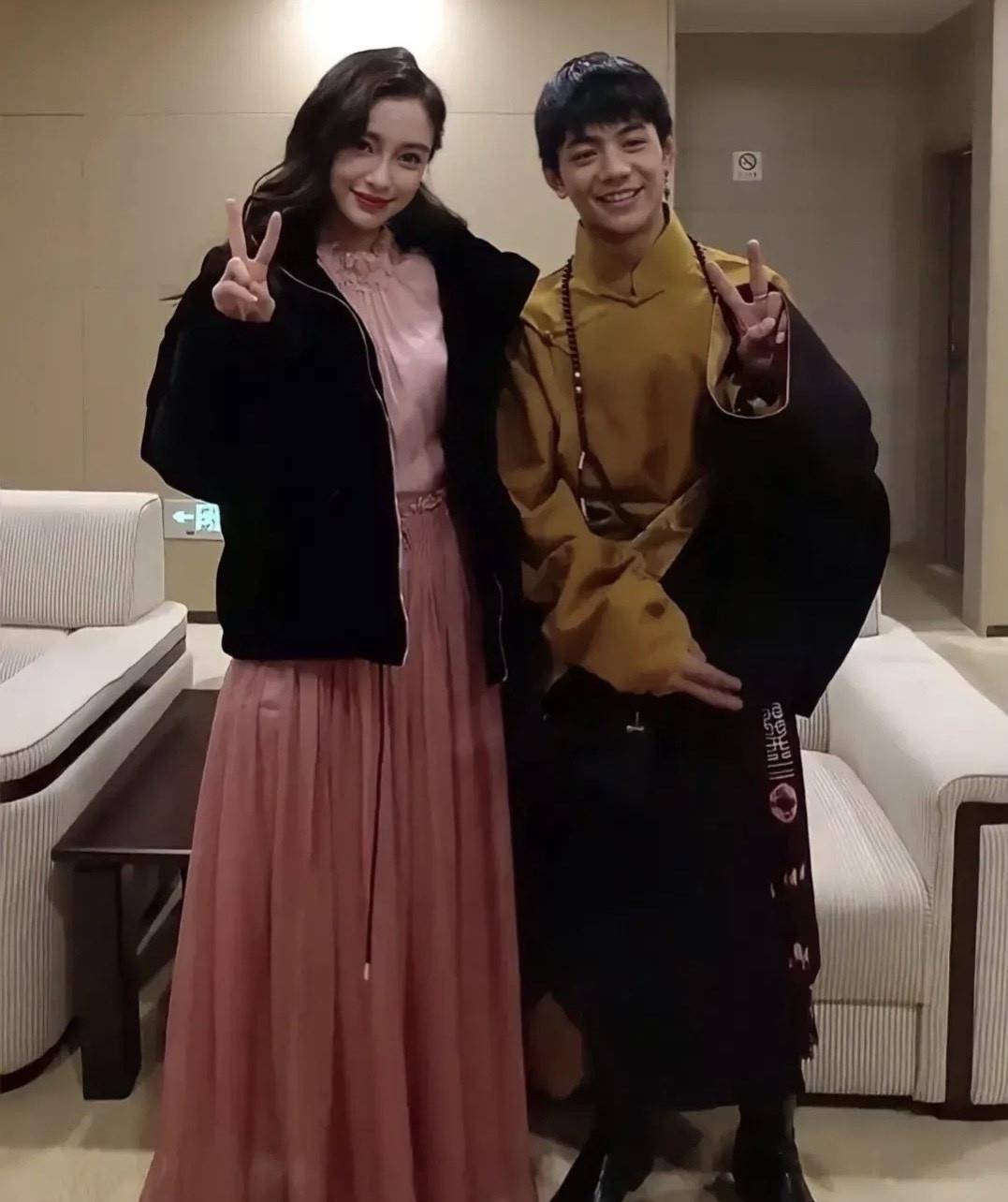 时尚芭莎盛典走红毯,沈腾 谢霆锋 白敬亭等明星纷纷与丁真合影!