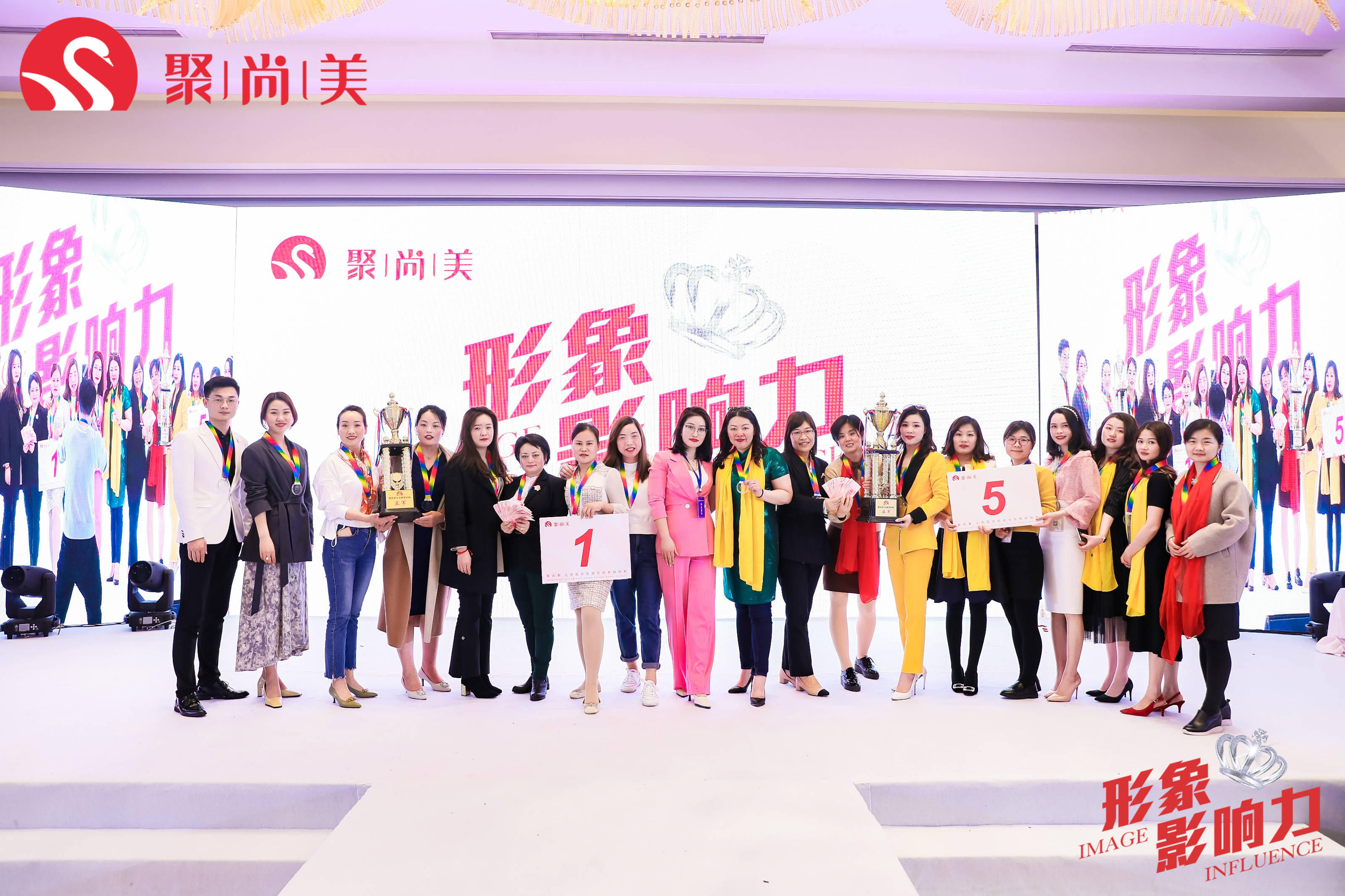 学会色彩呼应 简单也能穿出时尚感 服装