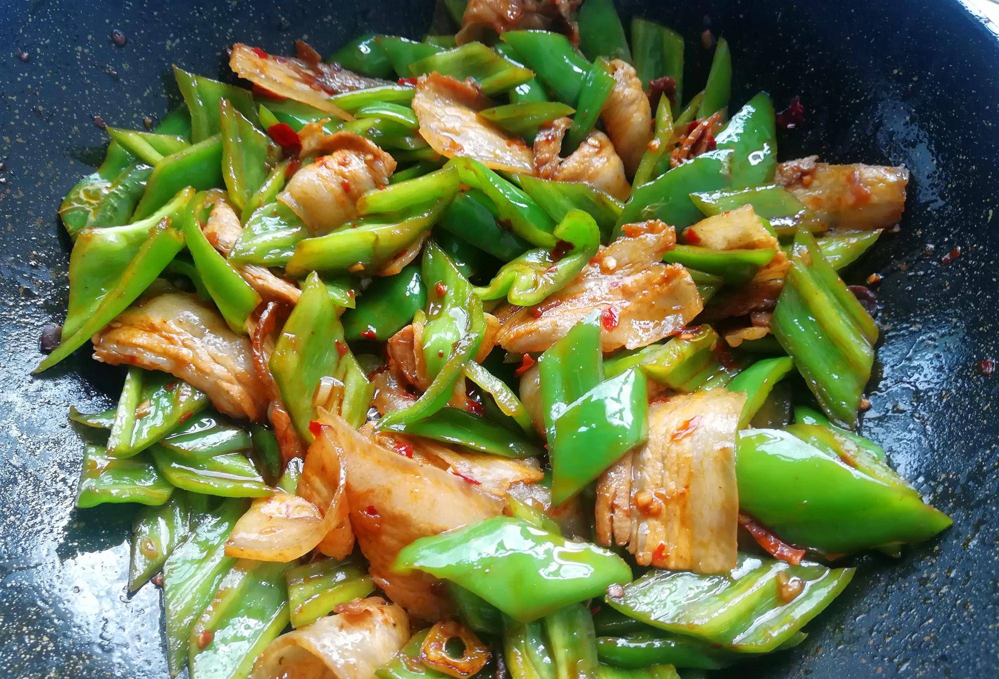 锅加少许油烧热,下入五花肉片煸炒,将五花肉煸炒出油,如果炒出的油