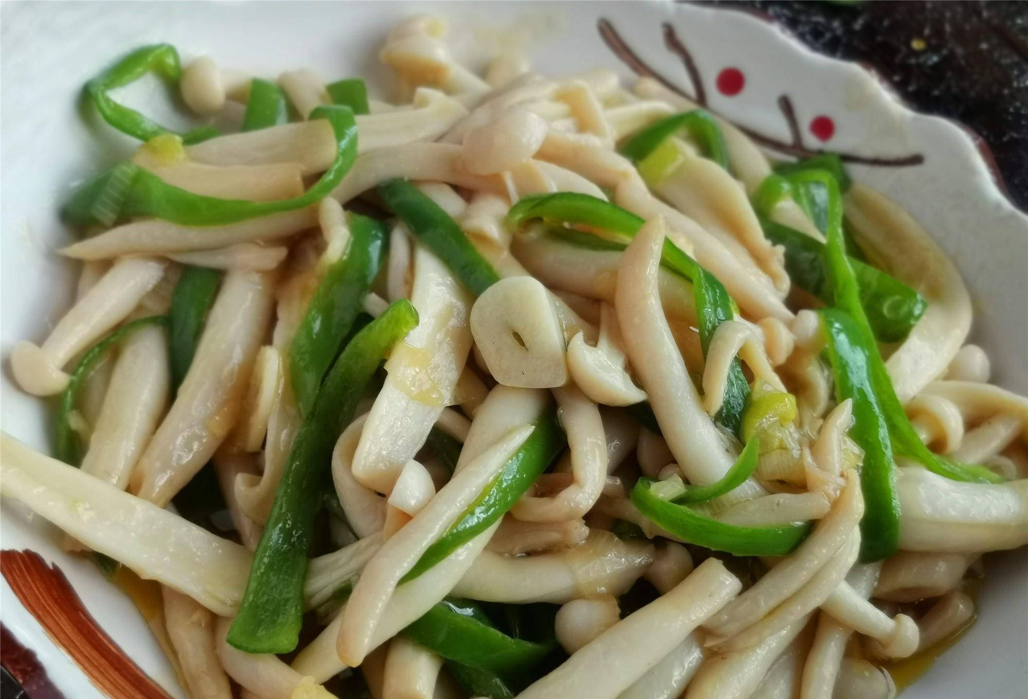 买回海鲜菇不会做,有些朋友,喜欢用海鲜菇来炒肉,煲汤,或者配菜等.